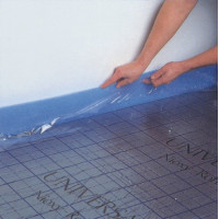 Položení tepelné izolace a obvodových dilatačních pásů v místnosti určené pro podlahové topení.