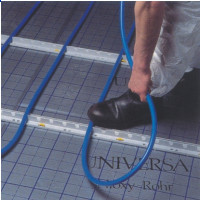 4. Fixace trubky zatlačením do lišt je rychlý, bezpečný a vysoce variabilní způsob instalace podlahového vytápění.